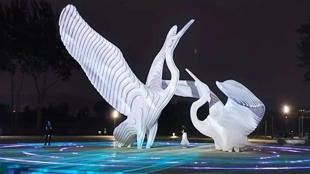 光隨曲動！IP68勻光地埋燈打造聲光一體廣場雕塑